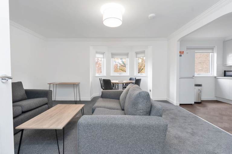 Stunning and recently refurbished, 3 bedroom (4 person) HMO flat in Murrayfield – available March