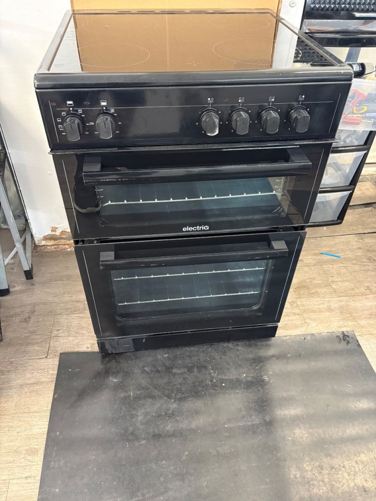 60 cm ELECTRIC COOKER with warranty immaculately clean 