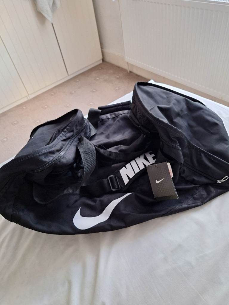 Nike Black Gym Duffle Bag with Shoulder Strap – New