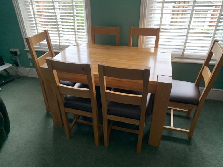 Dakota Chunky Medium Table & 6 Chairs. Beautiful table & chairs. RRP £1150 from B&Q