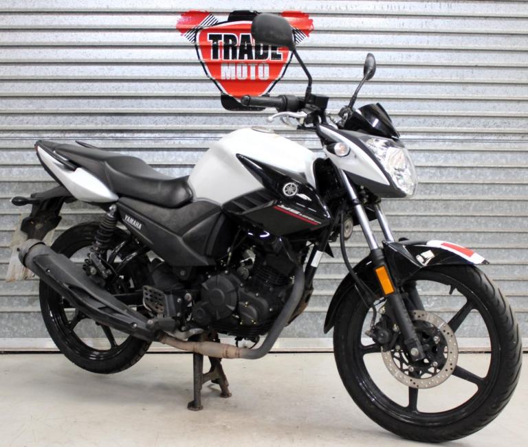 2018 18 YAMAHA YS 125 LEARNER LEGAL TRADE SALE WHITE 4K MILES NEW MOT YS125 YBR