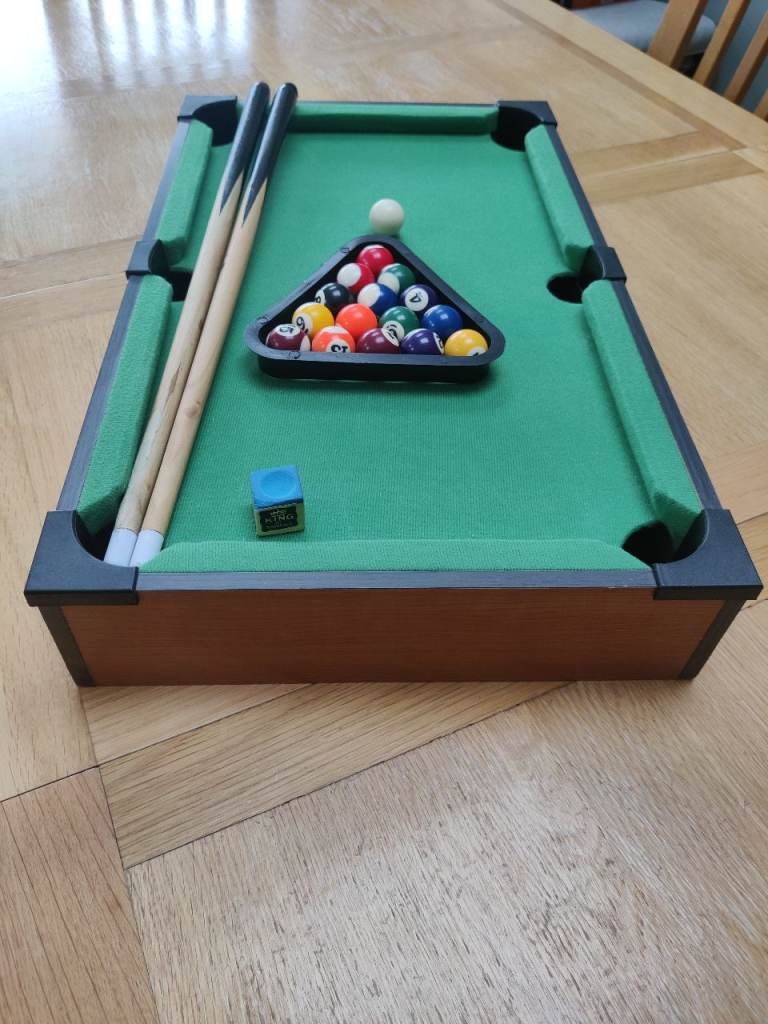 Mini pool table