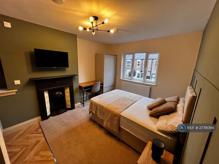 1 bedroom in Queens Drive, Mossley Hill, Liverpool, L18 (#2778094)