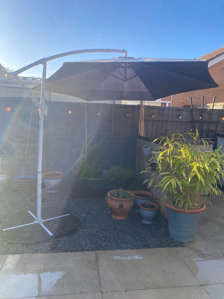 Free standing garden parasol with base/weights 