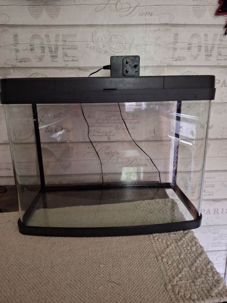 Fish Tank / Aquarium with Lid – Good Condition