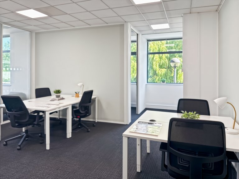Camberley - GU167ER \ Private Office Rental with a 5-Desk Setup