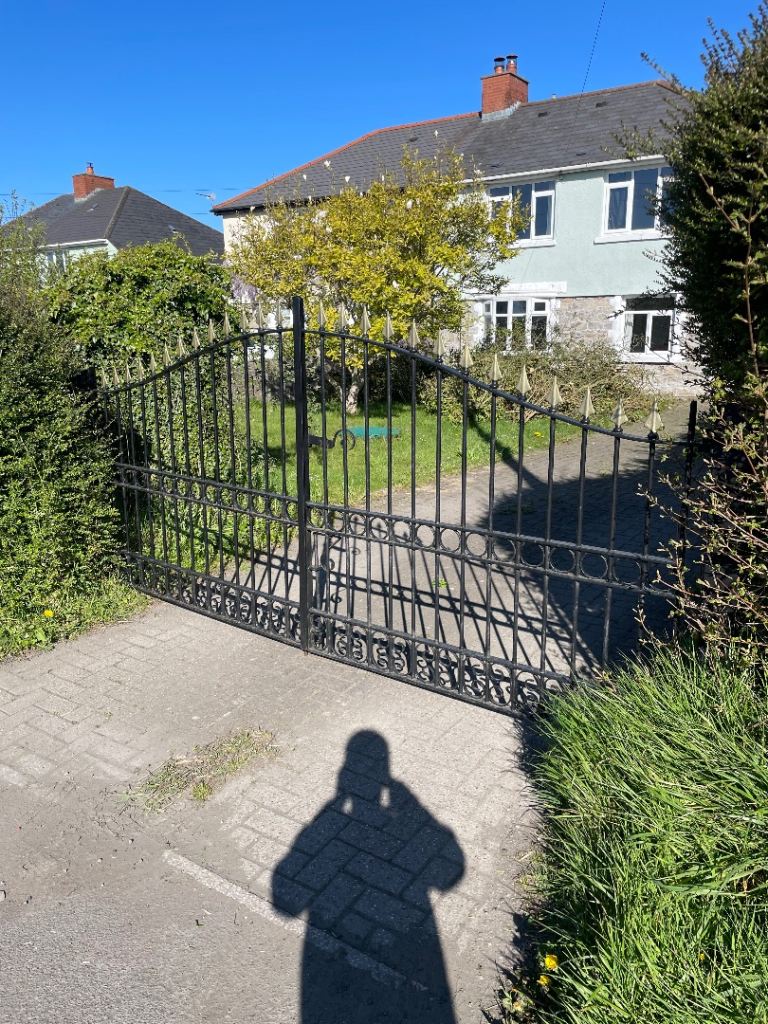 Cast iron driveway gates 