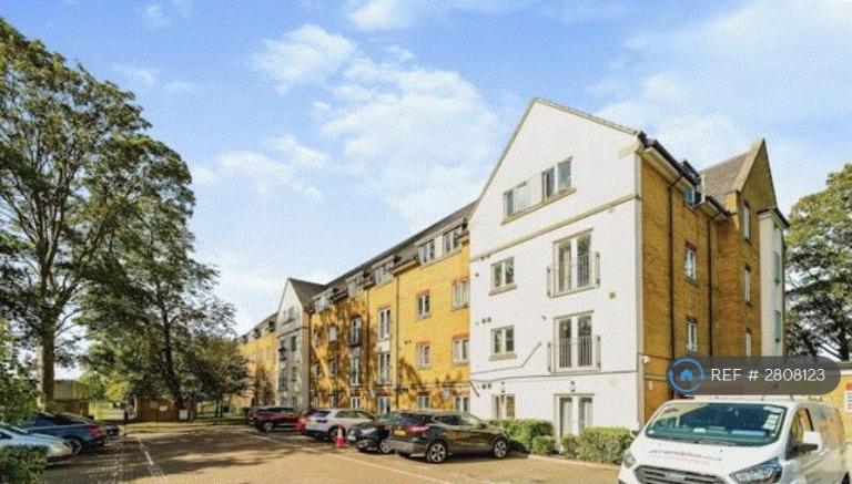 2 bedroom flat in Wood Lane, Isleworth, TW7 (2 bed) (#2808123)