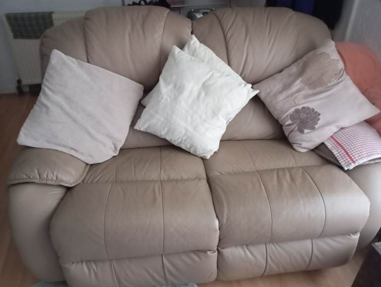 2 Seater Leather Sofa & 2 Chairs