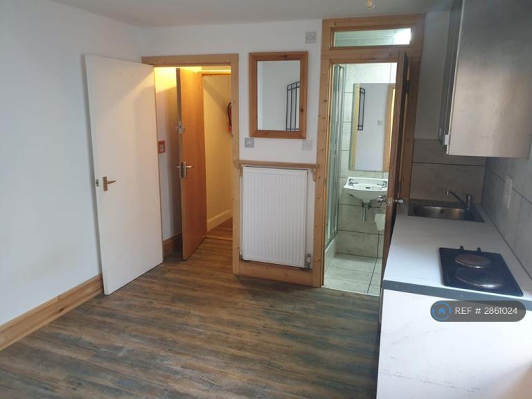 1 bedroom flat in High Street, London, W3 (1 bed) (#2861024)