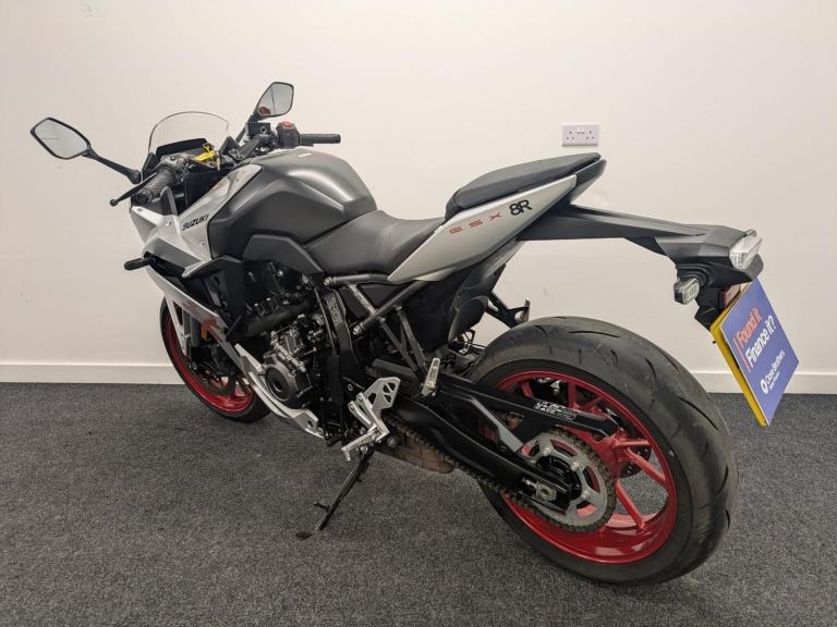 SUZUKI GSX8R ** FULL DOCUMENTED SERVICE HISTORY - QUICK SHIFT - BOTH BOOKS **