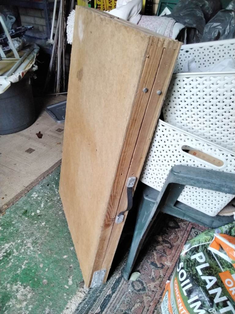 FOLD-UP WALLPAPERING TABLE