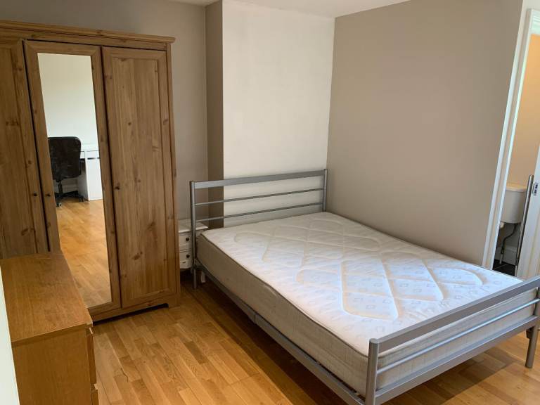 *INC ALL BILLS EXC ELEC* Third floor studio flat to rent on West Hendon Broadway