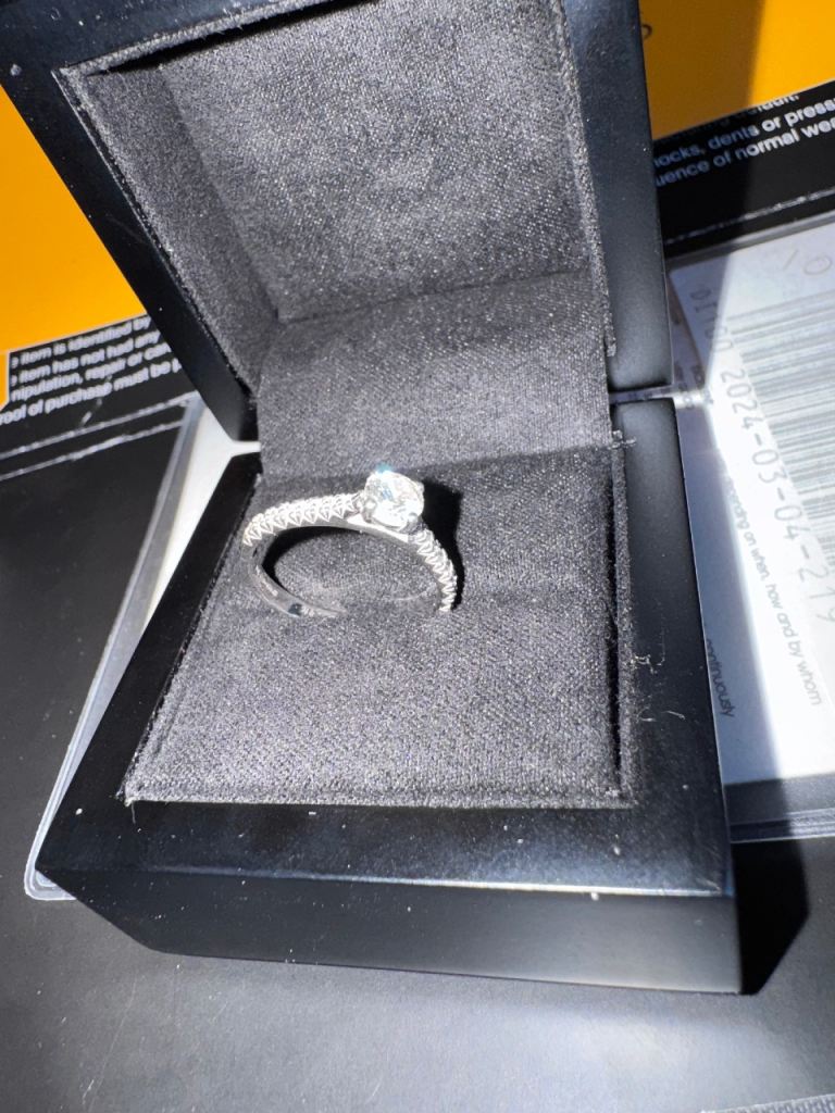77 Diamonds Natural Diamond Ring – IGI Certified, Excellent Condition