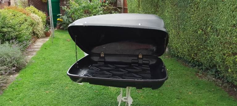 Car roof box with bars