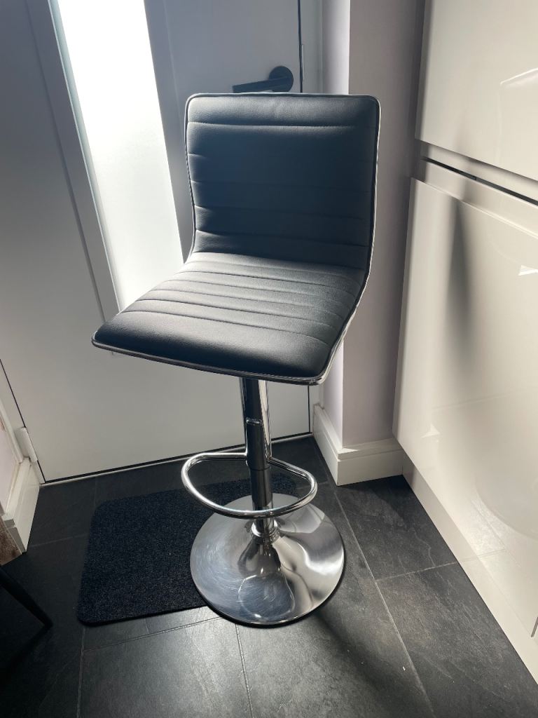 4 Black Faux Leather Bar Stool – Good Condition