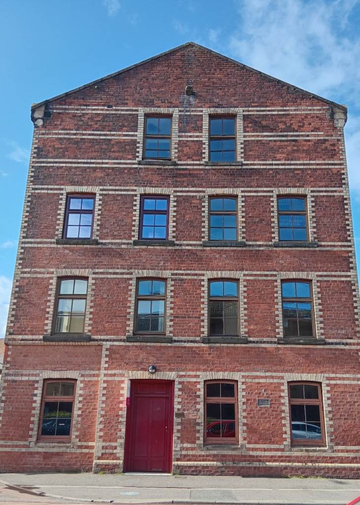 2 bedroom flat private parking Glasgow east end, 2 mins Glasgow green