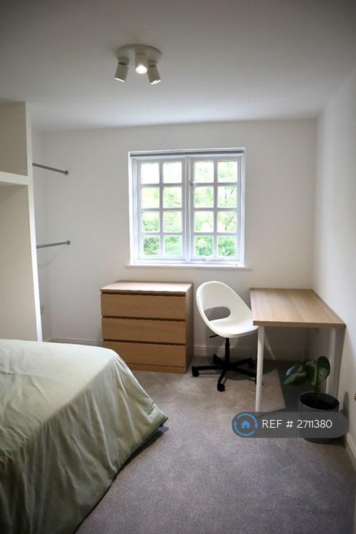 2 bedroom flat in Hadfield Close, Manchester, M14 (2 bed) (#2711380)