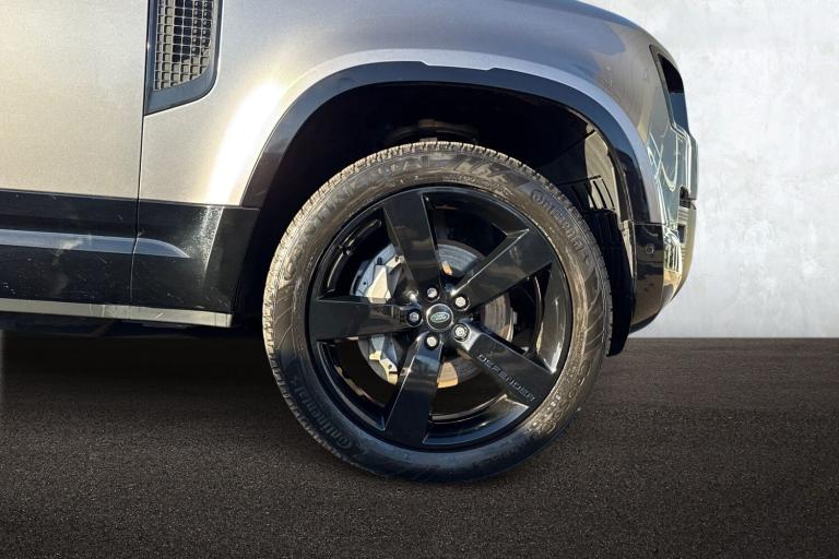 2024 Land Rover Defender 110 3.0 D300 X-Dynamic SE 5dr SUV DIESEL Automatic