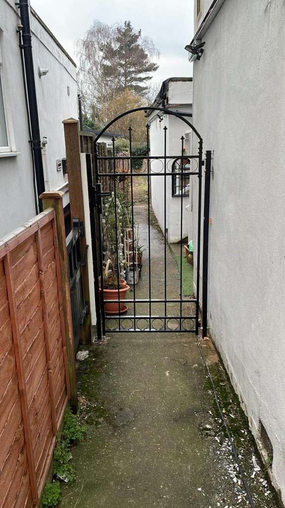 DSS 1BED GR FL FLAT+PRIV GARDEN OK SINGLE PARENT&CHILD 10 MIN WHITTON B.R. THEN 30 MIN WATERLOO