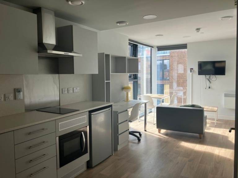 Bright Studio with Stunning Views & Great Location (STUDENTS ONLY)