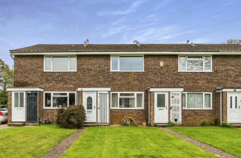 One bedroom, 1st floor maisonette in Calmore.