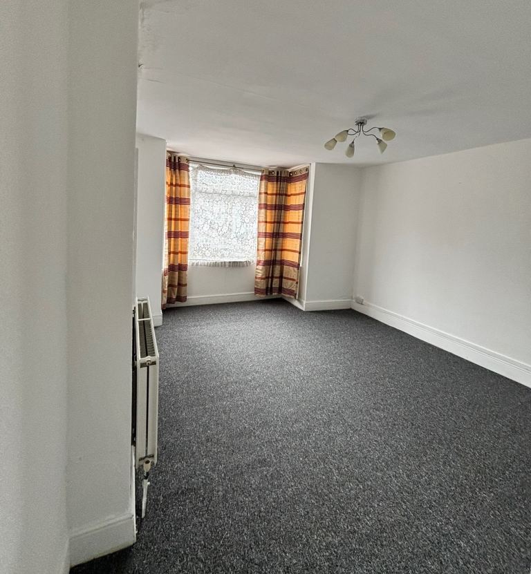 First floor 1 Bedroom Flat** 10 mins walk Town Centre**
