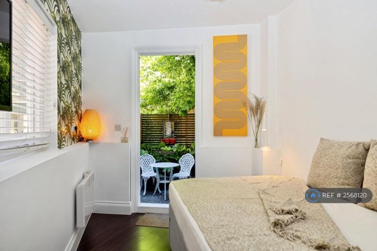 Studio flat in Hurdwick Place, London, NW1 (#2568120)