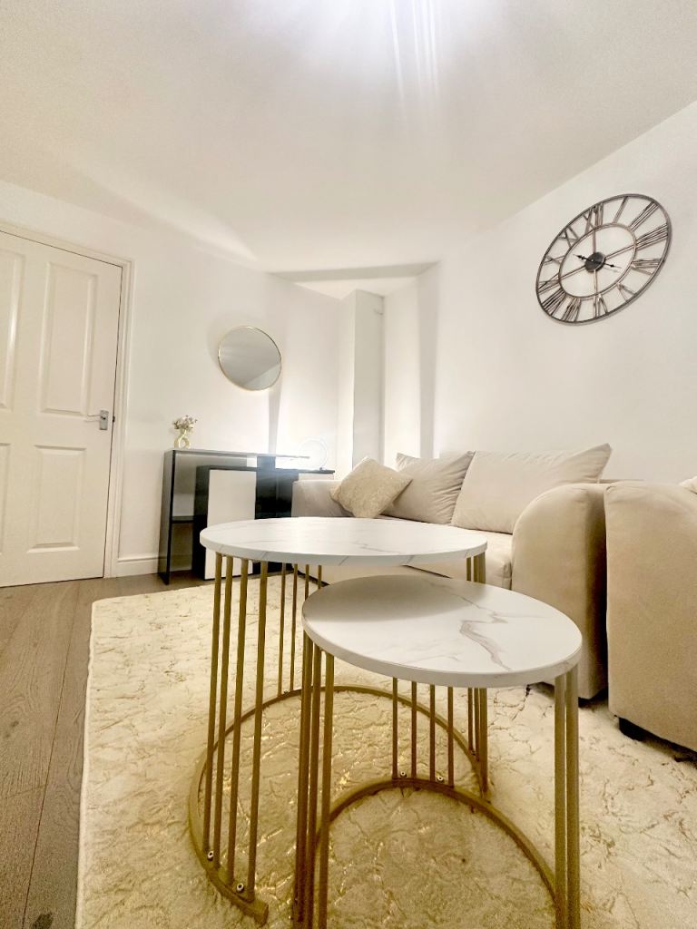 Freshly Refurbished House - Private Rd - Parking Bays