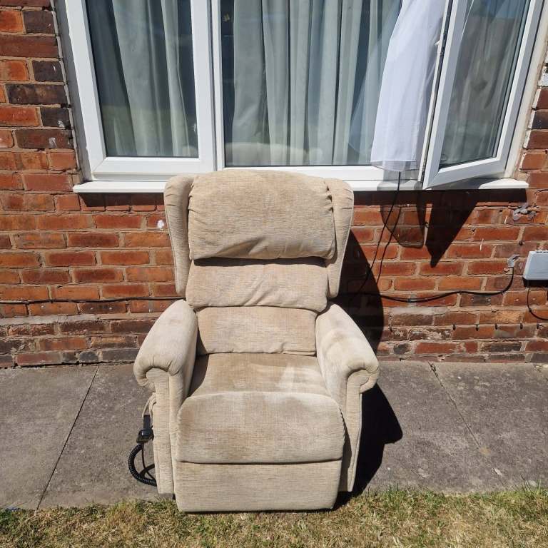 Electric riser recliner mobility chair