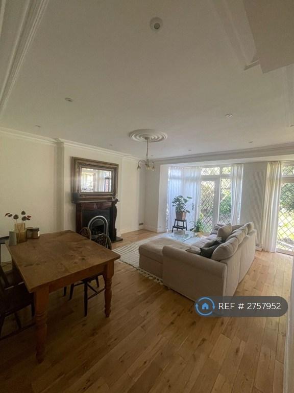 1 bedroom flat in Cockfosters, Barnet, EN4 (1 bed) (#2757952)