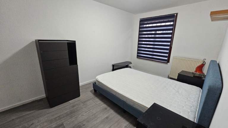 Spacious double room in a 3-bed house
