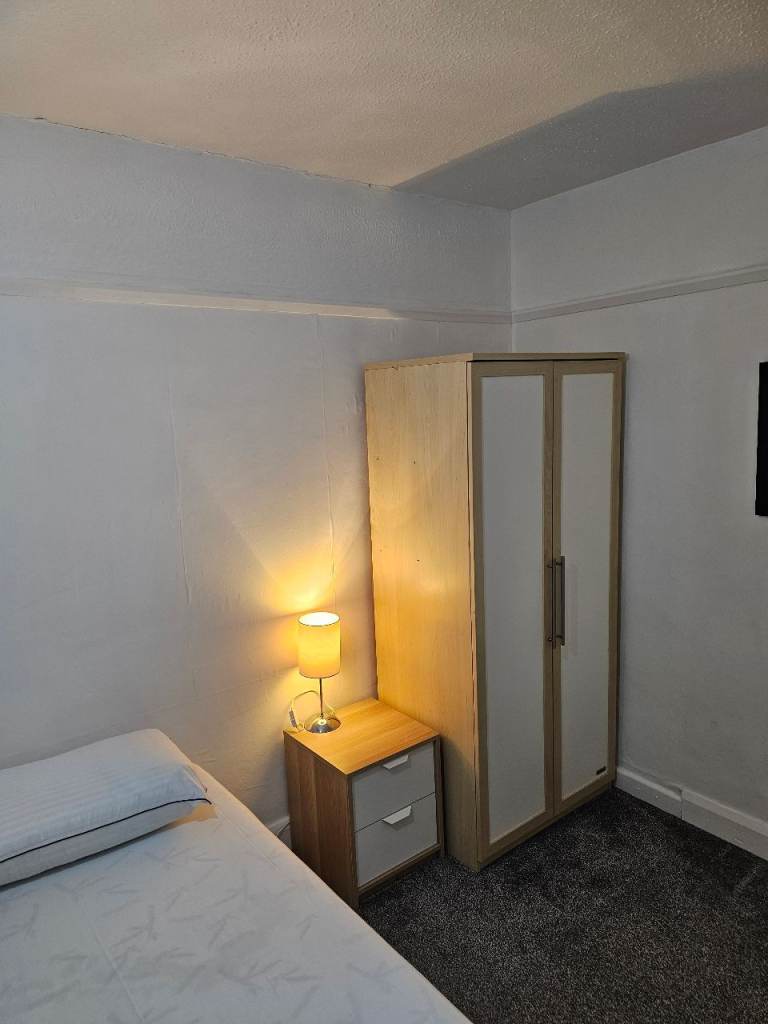 Quiet House share in Luton_Close to the station! 