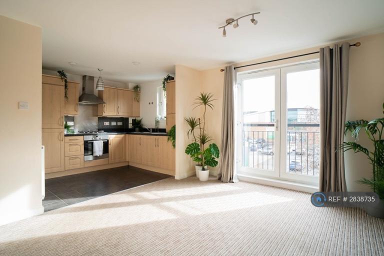 2 bedroom flat in New Mart Square, Edinburgh, EH14 (2 bed) (#2838735)