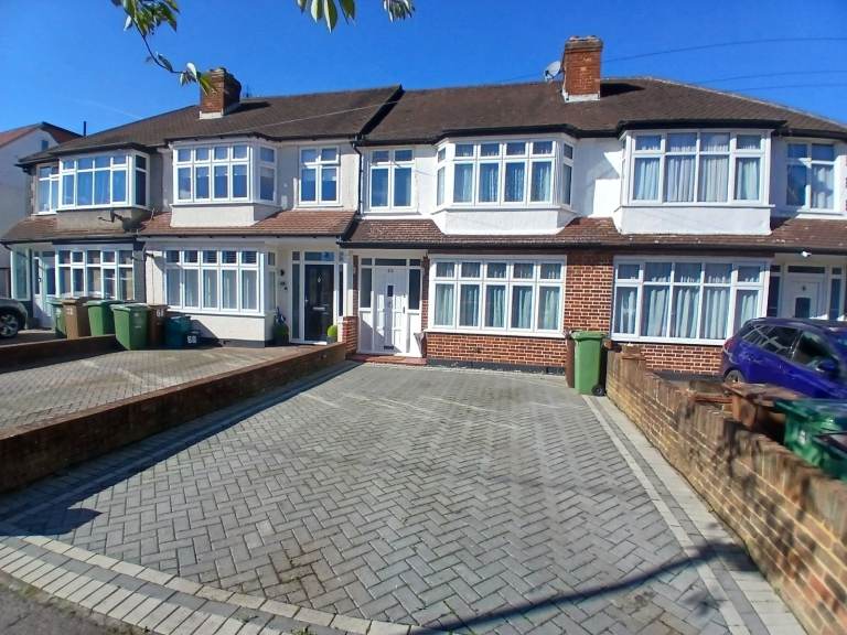 Spacious Single Room With ALL BILLS INCLUDED in Cheam Area In Sutton