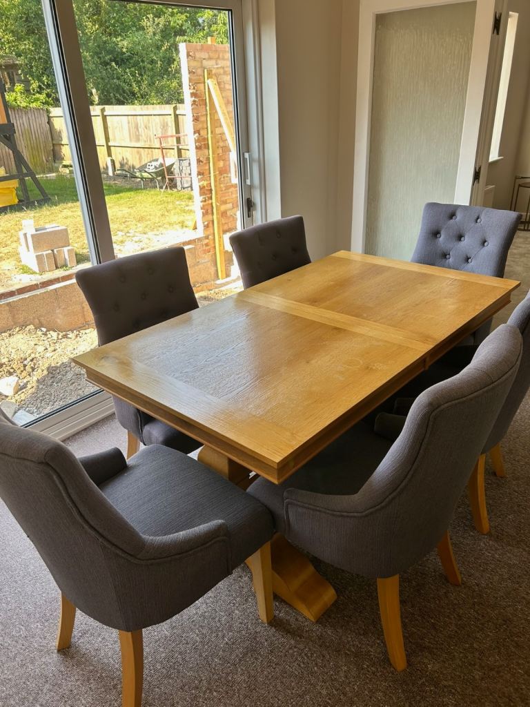 6 seater extendable Dining Table
