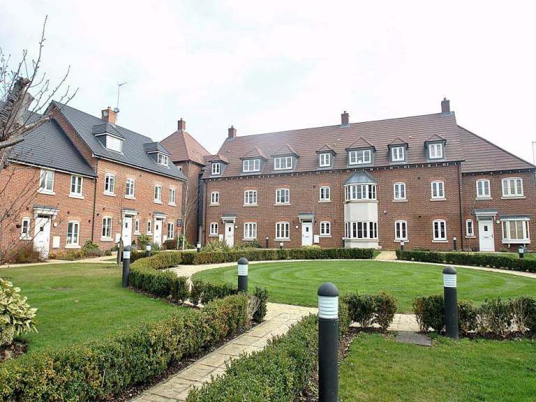Impressive 2-bedroom first-floor flat available to rent on Frogmore, St Albans AL2