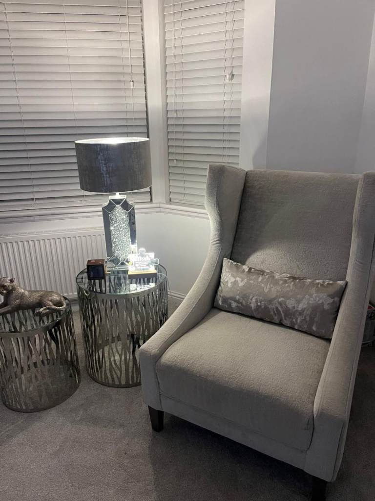 Throne chair
