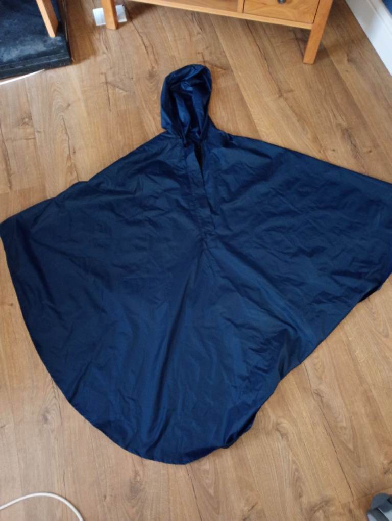 Wheelchair poncho, medium, good condition 