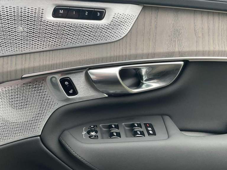 2025 Volvo XC90 Ultra, T8 AWD Plug-in hybrid, Electric/Petrol, Bright, 7 Seats ESTATE Petrol/Elec...