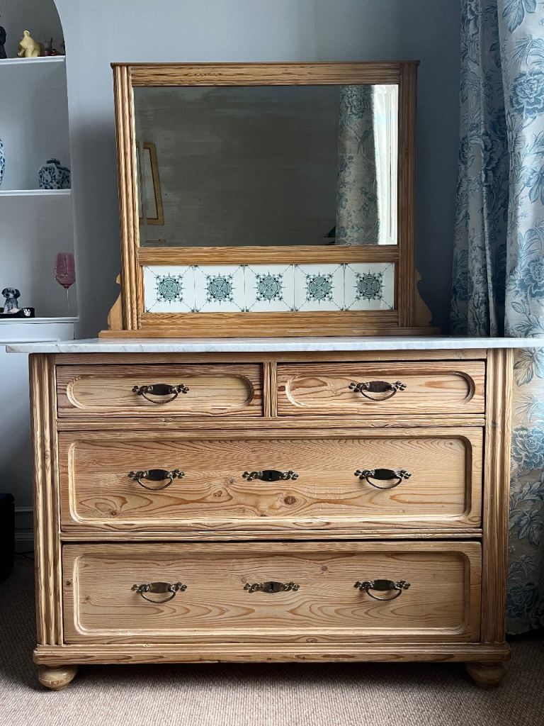 Beautiful early 1900s pine chest of drawers with mirror 