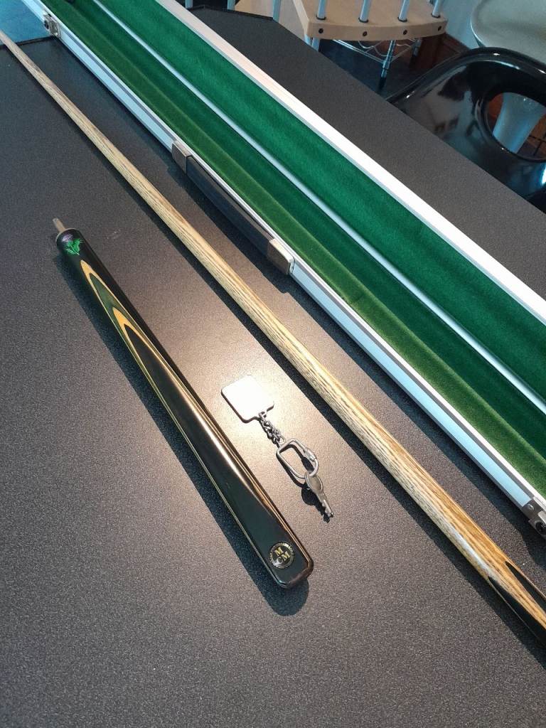 Master Cue Makers(MCM) 2 Piece Snooker/Pool Cue with Aluminium Barracuda Match Cue Case case AS NEW