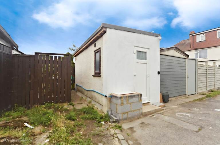 Self-contained Garage / office 