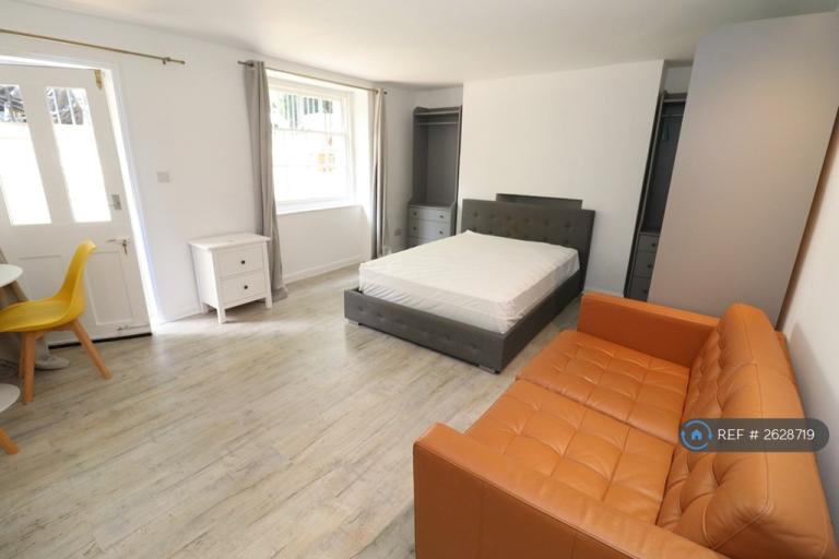 1 bedroom flat in Tredegar Square, London, E3 (1 bed) (#2628719)