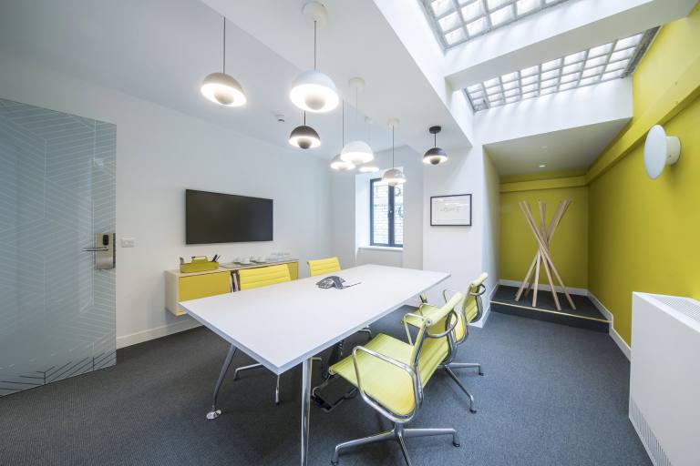 London - W1W 6XB \ Work Better in an Office with 5 Workstations