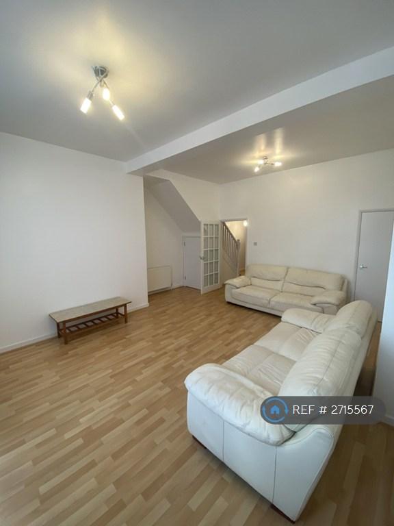 3 bedroom house in Boscombe Avenue, London, E10 (3 bed) (#2715567)