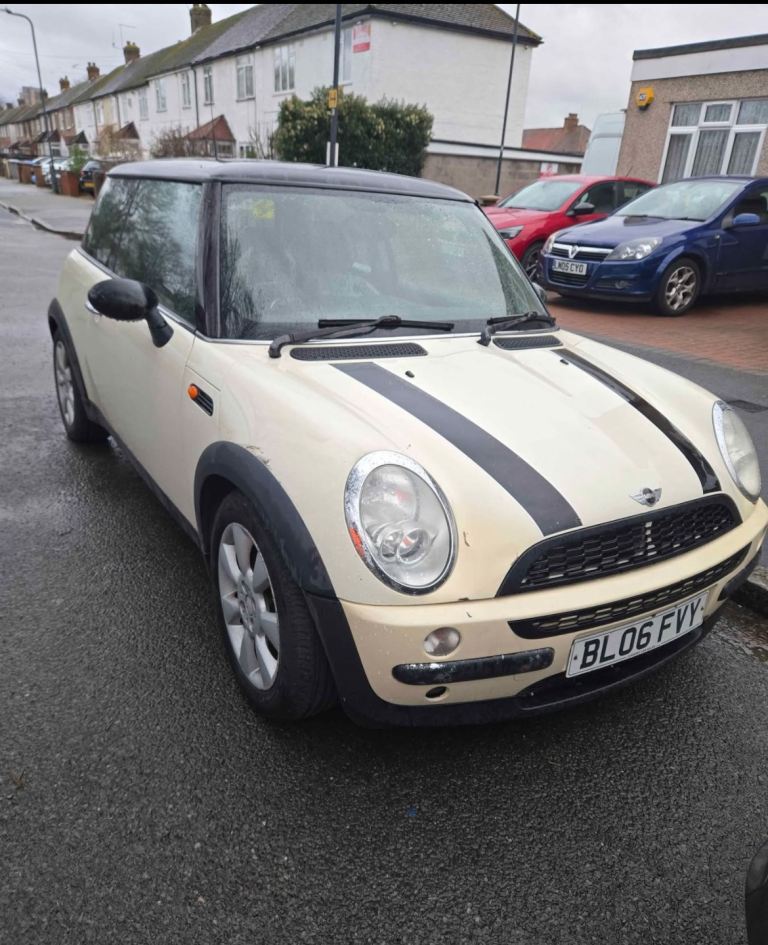 Mini Cooper white 3 door 2006 cheap car stars and drives well