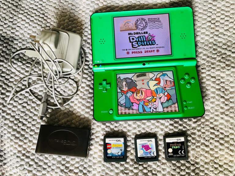 Dsi  Dsi xl with original charger and 4 games as it’s shown good condition and