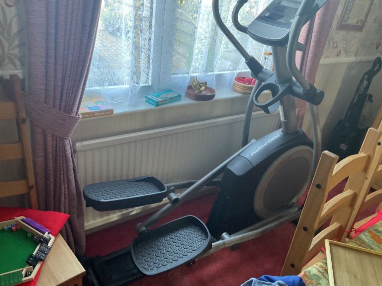 Elliptical cross trainer 