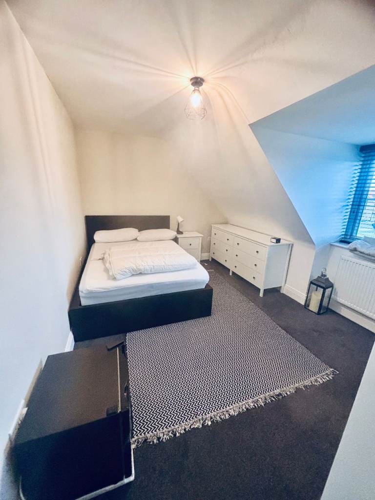 Double Room with Private Shower - Bills included